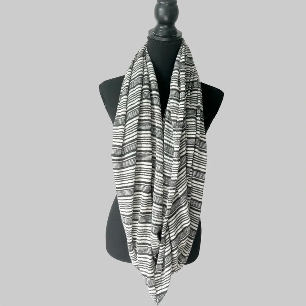 Club Monaco Alpaca Wool Blend Italian Yarn Soft Striped Infinity Scarf